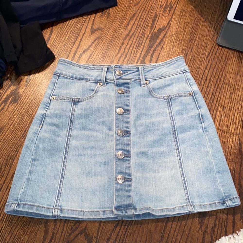 worn once and it is a great skirt.buttons down the middle that all come un done